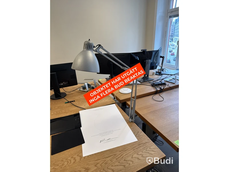 Höj- och sänkbart skrivbord i ekfanér med kontorsstol och lampa