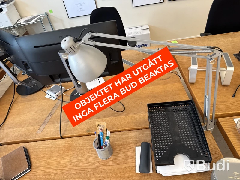 Höj- och sänkbart skrivbord i ekfanér med kontorsstol och lampa