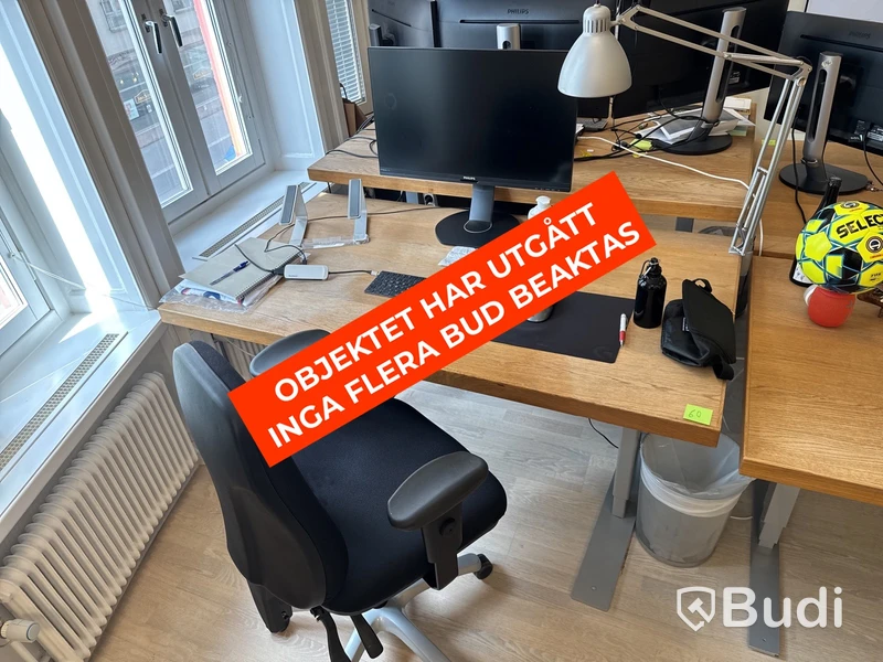 Skrivbord i ekfanér med kontorsstol, skärm och lampa
