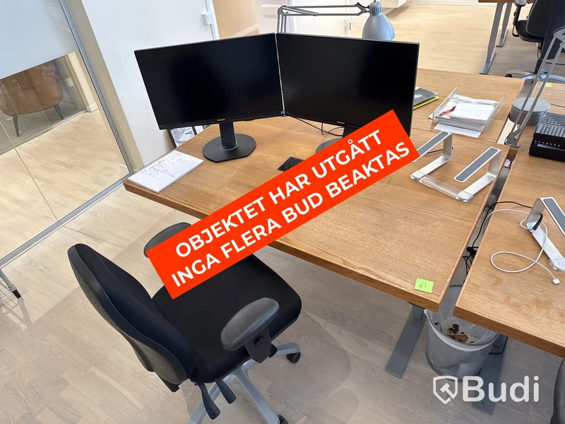 Skrivbord i ekfanér med kontorsstol och 2 st. skärmar