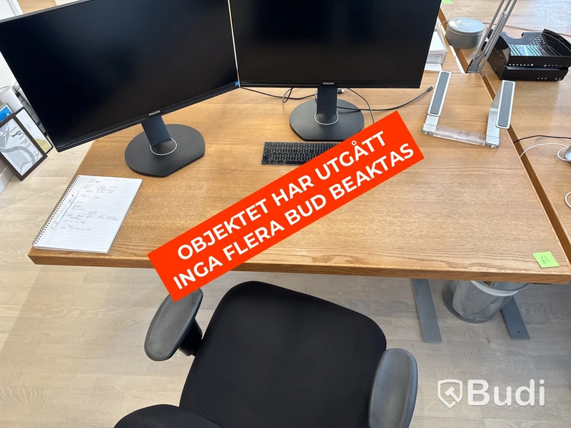 Skrivbord i ekfanér med kontorsstol och 2 st. skärmar