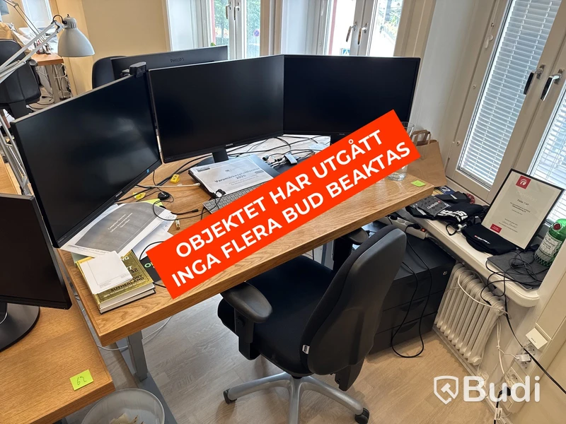 Skrivbord i ekfanér med kontorsstol 3 st. skärmar och hurts