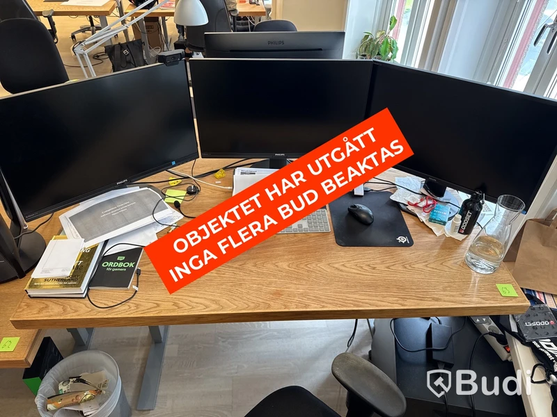 Skrivbord i ekfanér med kontorsstol 3 st. skärmar och hurts