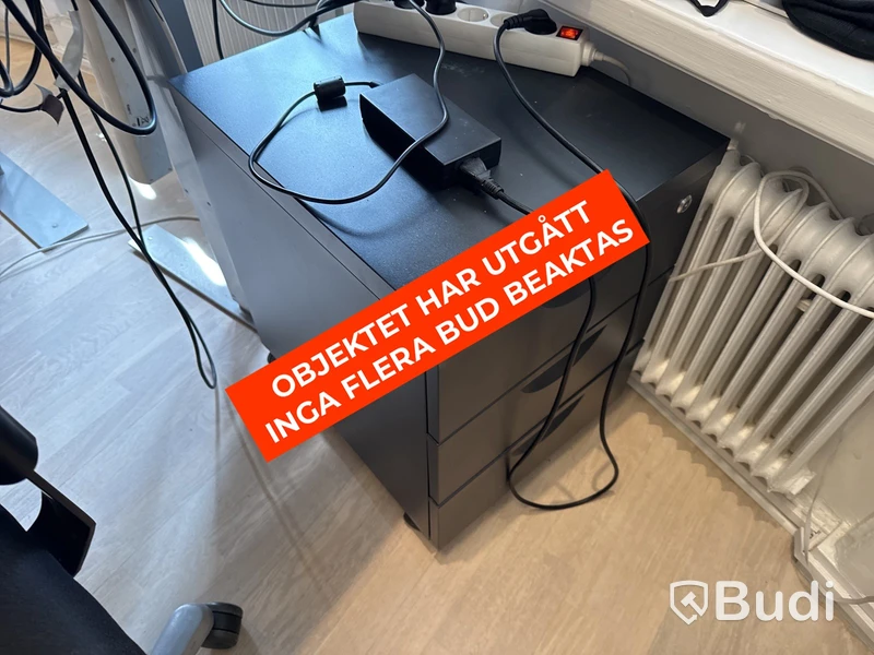 Skrivbord i ekfanér med kontorsstol 3 st. skärmar och hurts