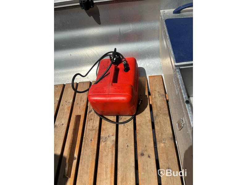 Aluminiumbåt Linder 440 Fishing. Tohatsu 5 hk 2-taktsmotor.
