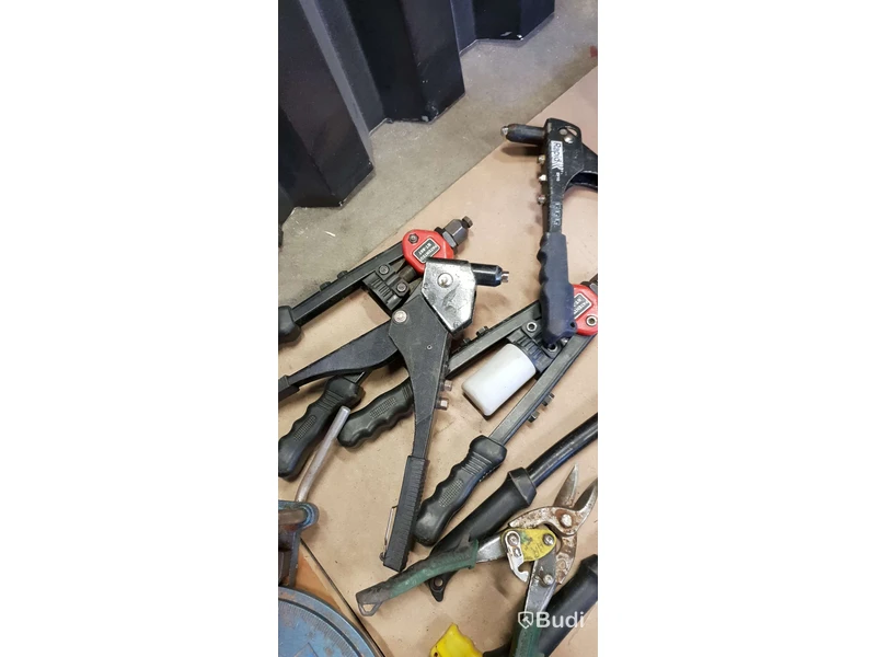 Diverse verktyg, Popnittänger, garagedomkraft, plåtsaxs, spikdragare, gersåg mm