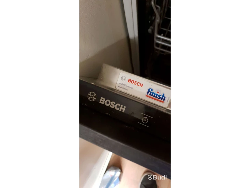 Inbyggnadsdiskmaskin Bosch Supersilent med liten projektorindikator som visar temp etc på golvet Startad