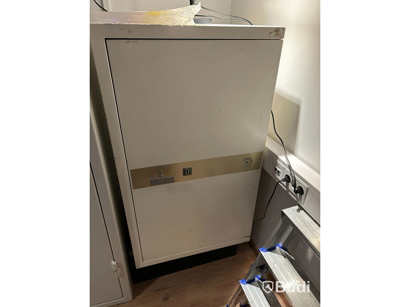 Kassaskåp lite kraftigare ca 1x1 m