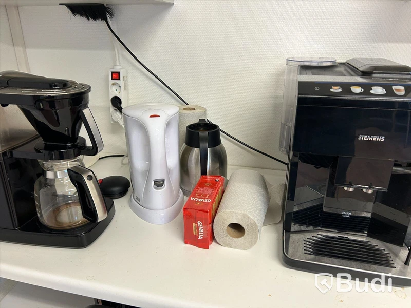 Matsalsbord med stolar inkl div köksprylar, kaffemaskin