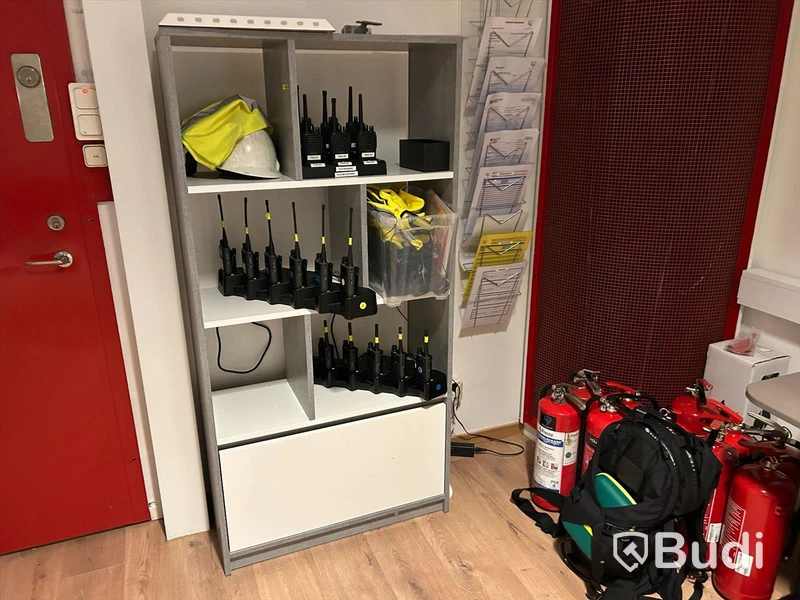 Div hyllor och förvaring enligt bilder