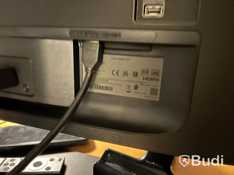 Kontorsrum med skrivbord, stol, besöksstolar, förvaring, två Samsung dataskärmar, skrivare. OBS! dator ingår ej