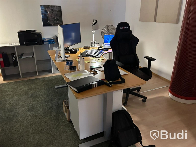 Kontorsrum med skrivbord, stol, besöksstolar, förvaring, två Samsung dataskärmar, skrivare. OBS! dator ingår ej