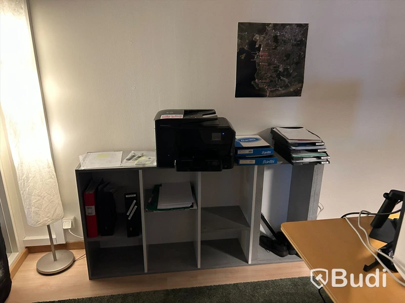Kontorsrum med skrivbord, stol, besöksstolar, förvaring, två Samsung dataskärmar, skrivare. OBS! dator ingår ej