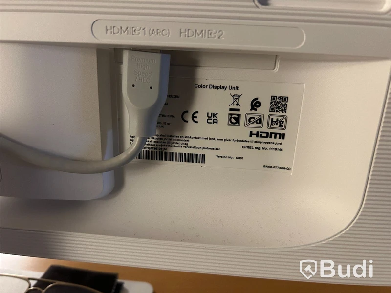 Kontorsrum med skrivbord, stol, besöksstolar, förvaring, två Samsung dataskärmar, skrivare. OBS! dator ingår ej