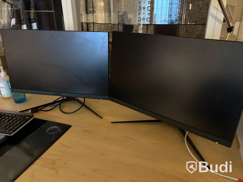 Kontorsrum med skrivbord, stolar, bord, förvaring, datorskärmar, skrivare