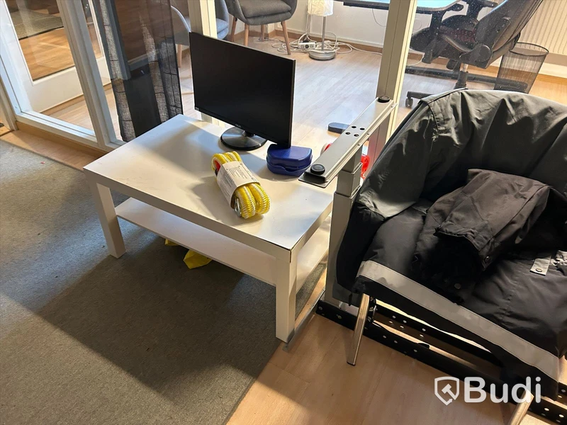 Kontorsrum med skrivbord, stolar, bord, förvaring, datorskärmar, skrivare