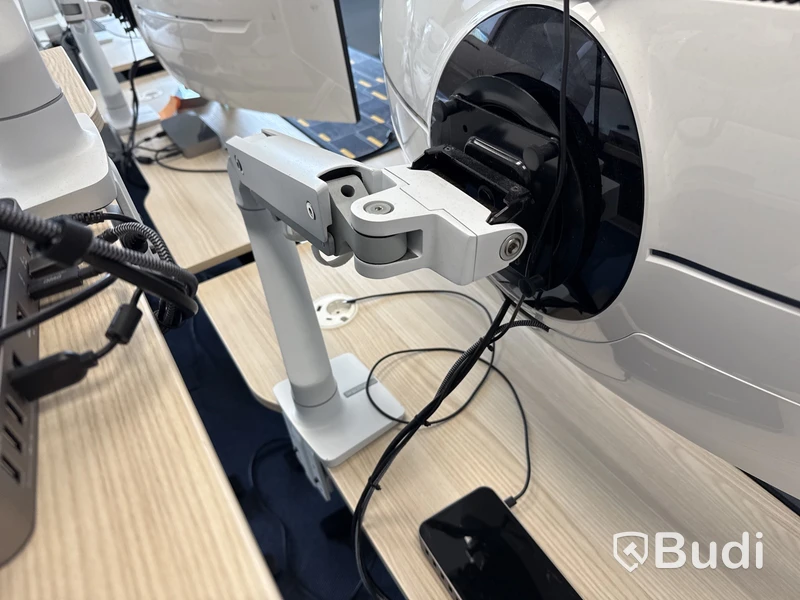 Samsung 49 tum curved datorskärm med bordfäste USB-docka samt logitech kamera. Skärmen är C49G95TSSR