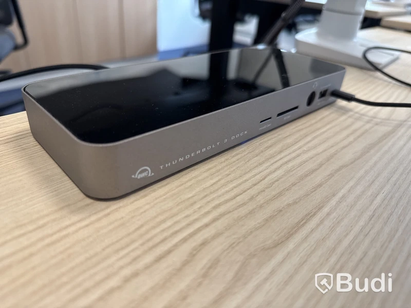 Samsung 49 tum curved datorskärm med bordfäste USB-docka samt logitech kamera. Skärmen är C49G95TSSR