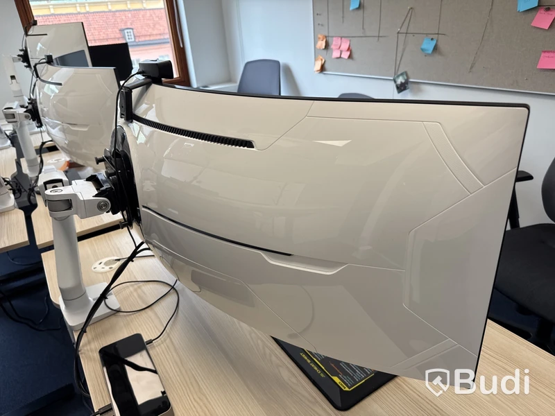 Samsung 49 tum curved datorskärm med bordfäste USB-docka samt logitech kamera. Skärmen är C49G95TSSR