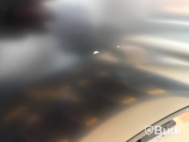 Samsung 49 tum curved datorskärm med bordfäste USB-docka samt logitech kamera. Skärmen är C49G95TSSR