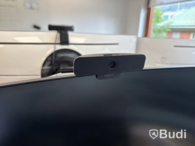 Samsung 49 tum curved datorskärm med bordfäste USB-docka samt logitech kamera. Skärmen är C49G95TSSR