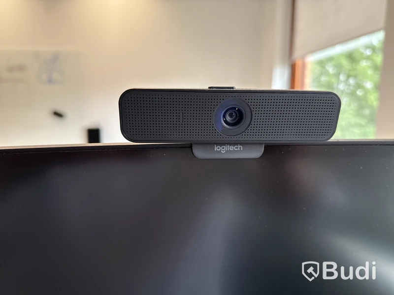 Samsung 49 tum curved datorskärm med bordfäste USB-docka samt logitech kamera. Skärmen är C49G95TSSR
