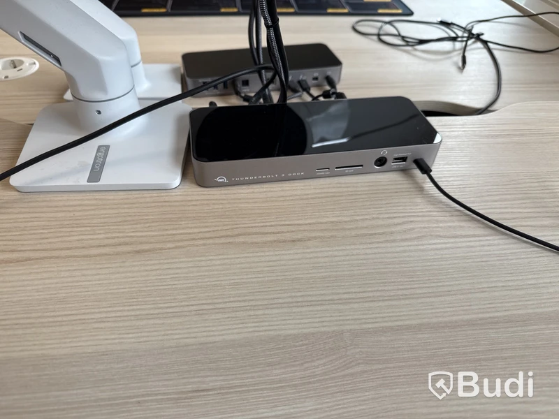 Samsung 49 tum curved datorskärm med bordfäste USB-docka samt logitech kamera. Skärmen är C49G95TSSR