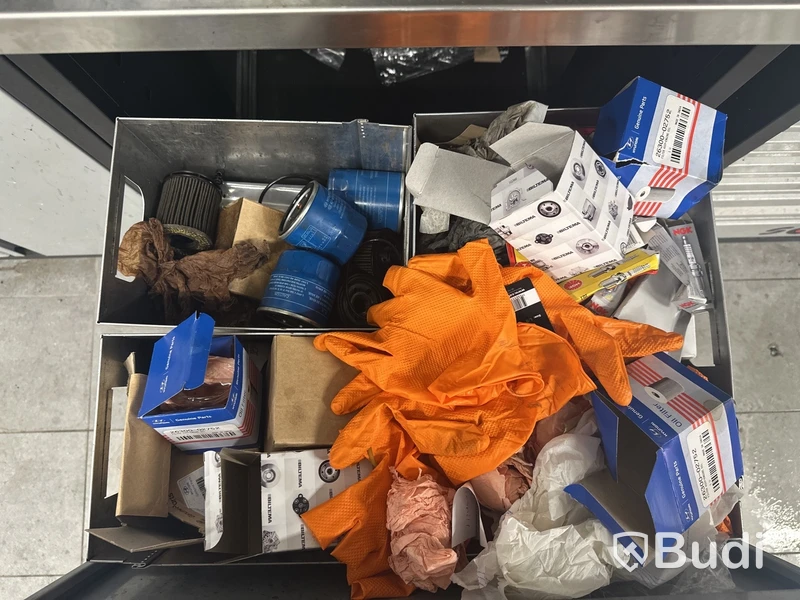 2 st. Arbetsstationer, verkstad och skåp med diverse produkter
