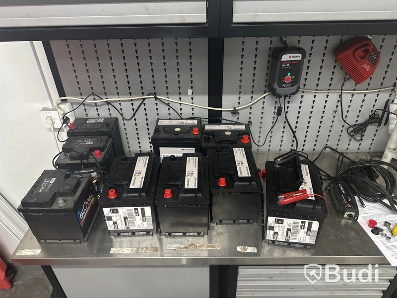 2 st. Arbetsstationer, verkstad och skåp med diverse produkter