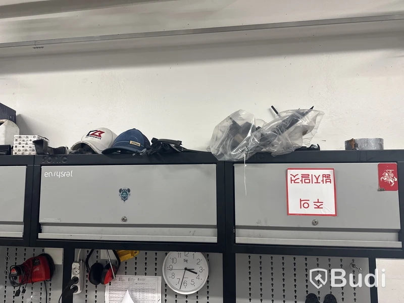 2 st. Arbetsstationer, verkstad och skåp med diverse produkter