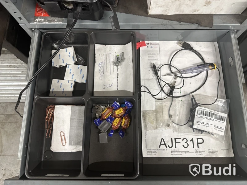 2 st. Arbetsstationer, verkstad och skåp med diverse produkter