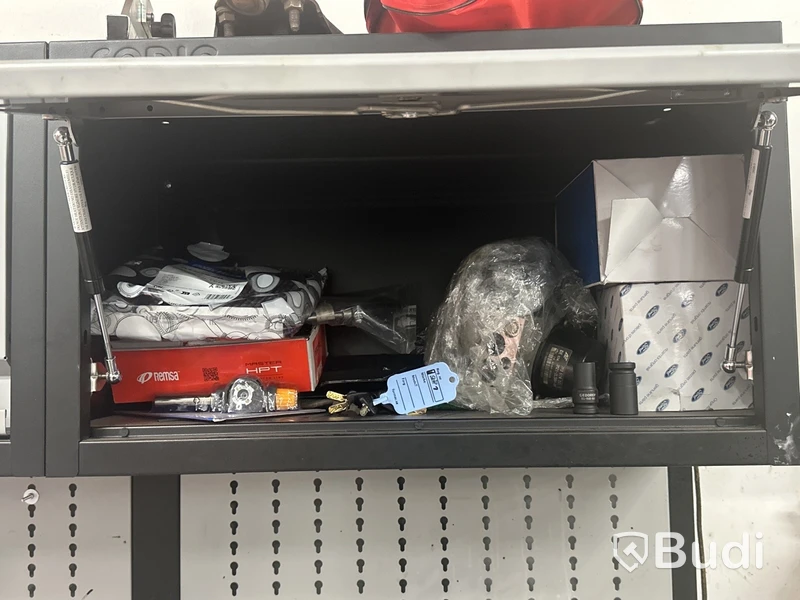 2 st. Arbetsstationer, verkstad och skåp med diverse produkter