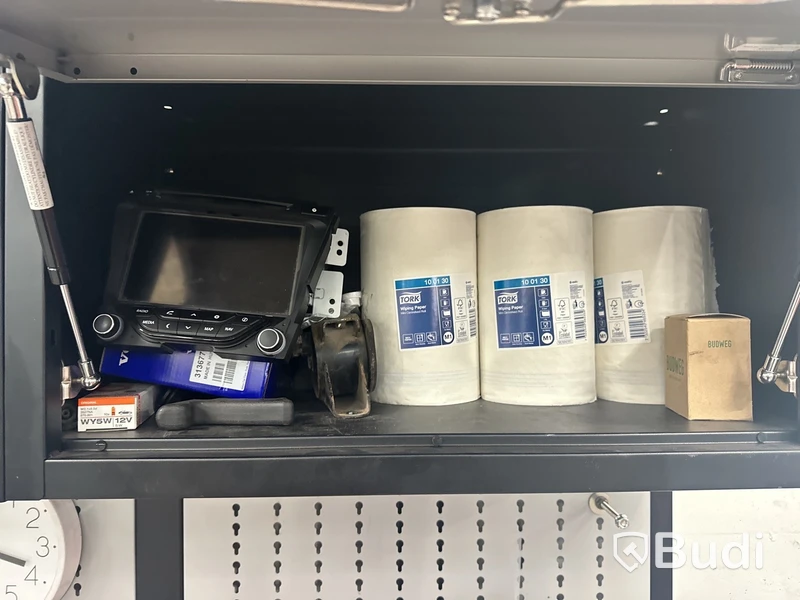 2 st. Arbetsstationer, verkstad och skåp med diverse produkter