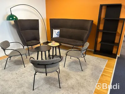 Loungegrupp designsoffa samt fåtölj med höga ryggar