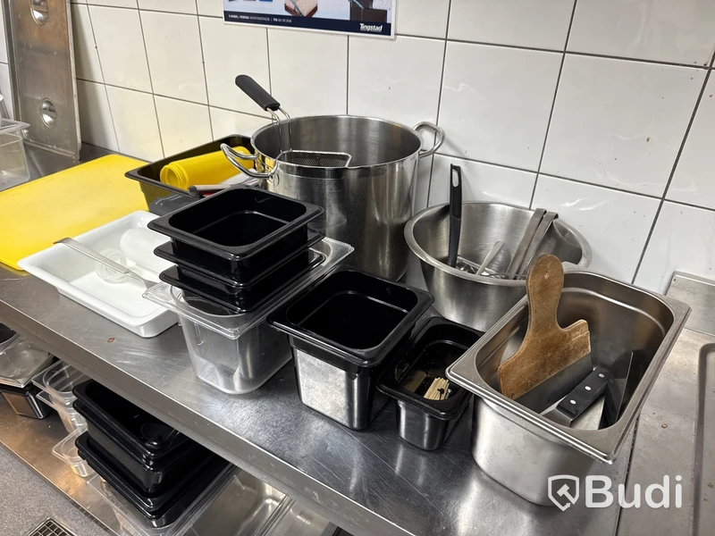 Rostfri bänk & hylla med innehåll