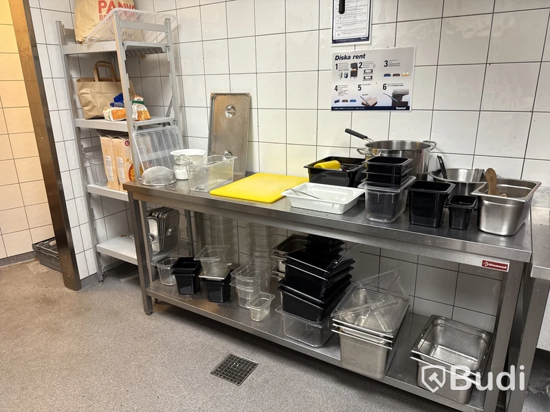 Rostfri bänk & hylla med innehåll
