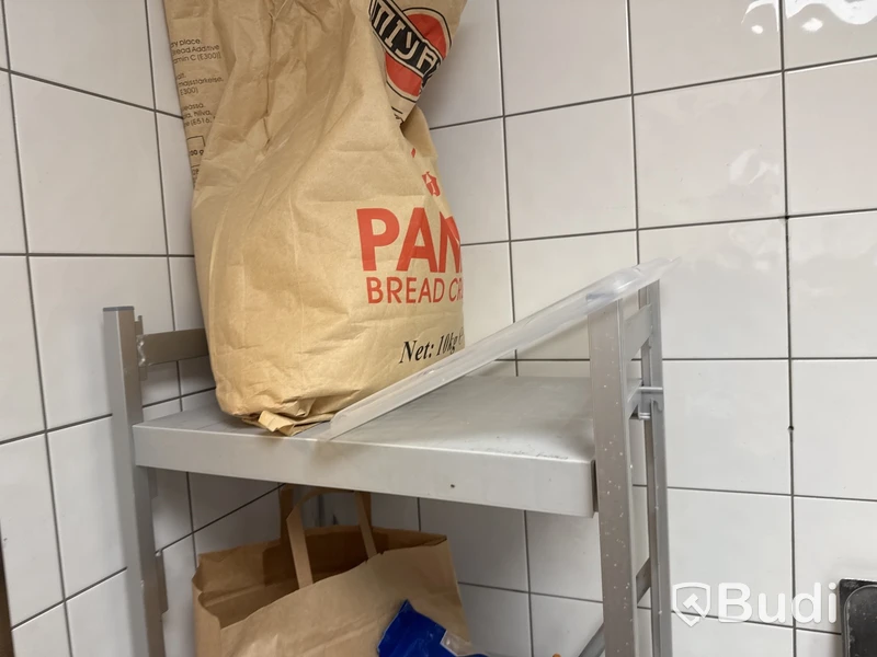 Rostfri bänk & hylla med innehåll