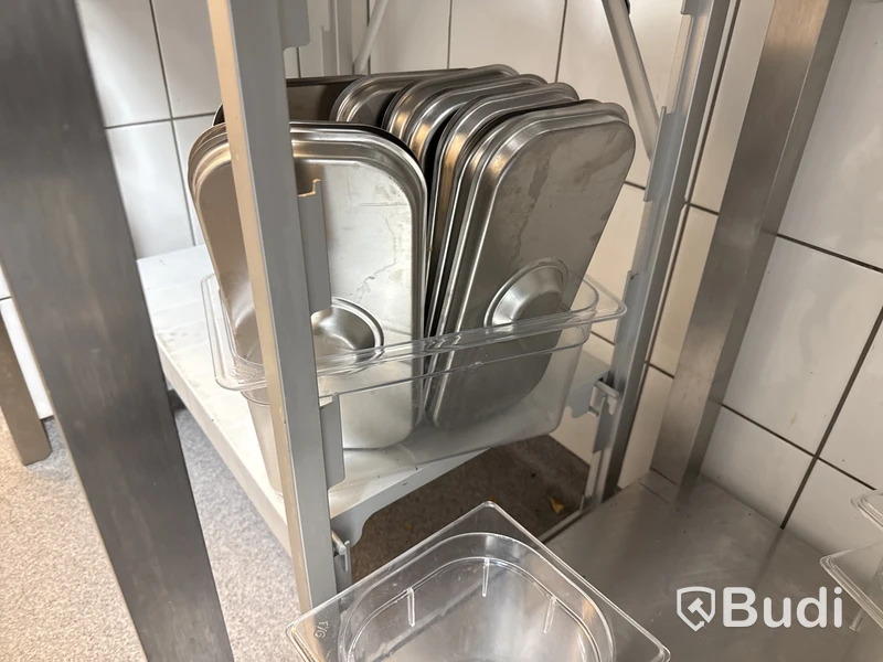 Rostfri bänk & hylla med innehåll