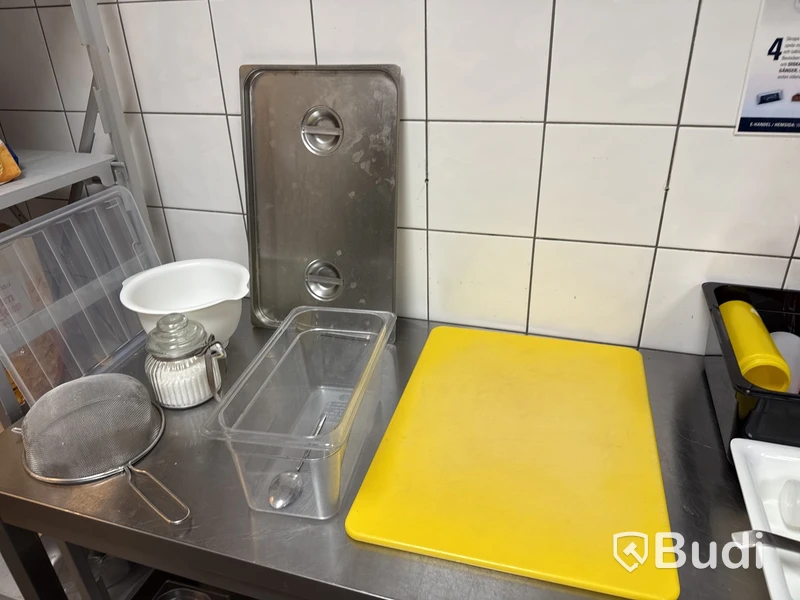 Rostfri bänk & hylla med innehåll