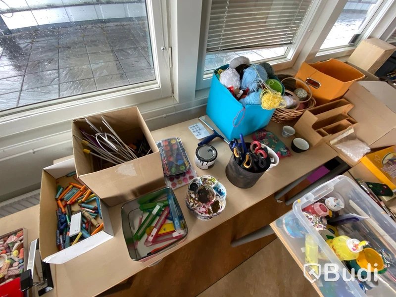 Div skolmaterial på bänkarna