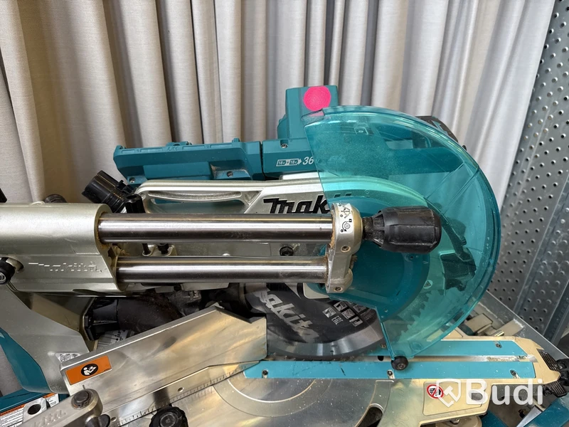 Batteridriven kap- & gersåg Makita DLS211 med stativ WST01N