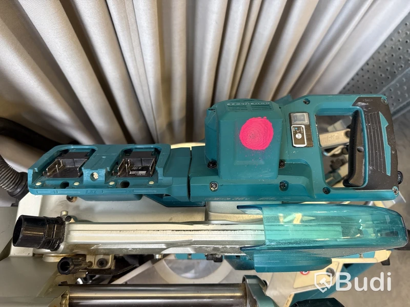 Batteridriven kap- & gersåg Makita DLS211 med stativ WST01N