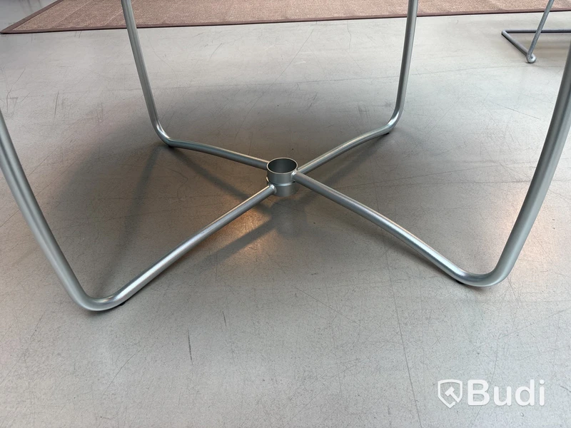 Runt träbord med metallram Ord. pris inkl. moms: ca 8200 kr