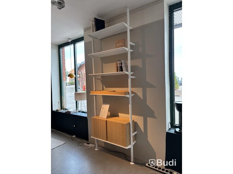 Bokhylla String Pira, vägg- och takmonterad. Ord. pris inkl. moms: ca 31 720 kr