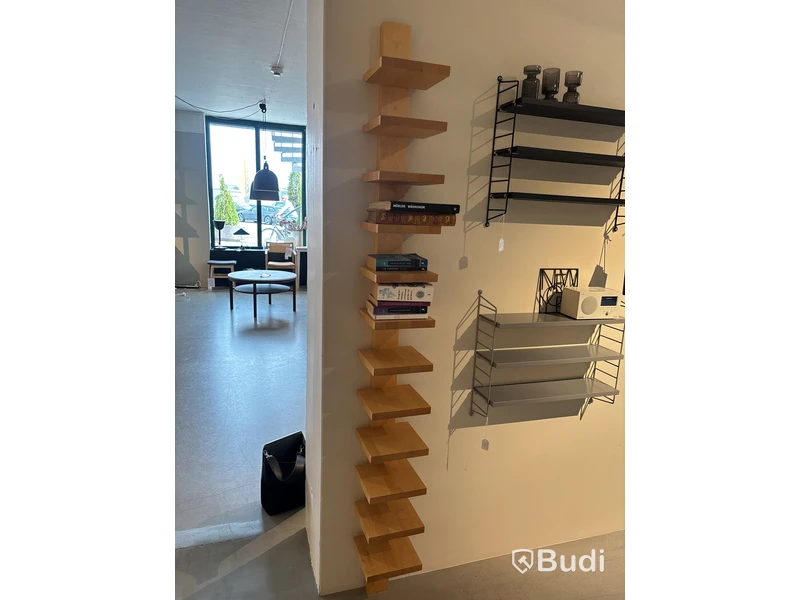 Hylla Källemo Pilaster. Ord. pris inkl. moms: ca 7500 kr