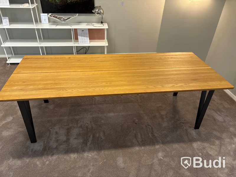 Matbord Mölleberga. Ord. pris inkl. moms: ca 42 610 kr