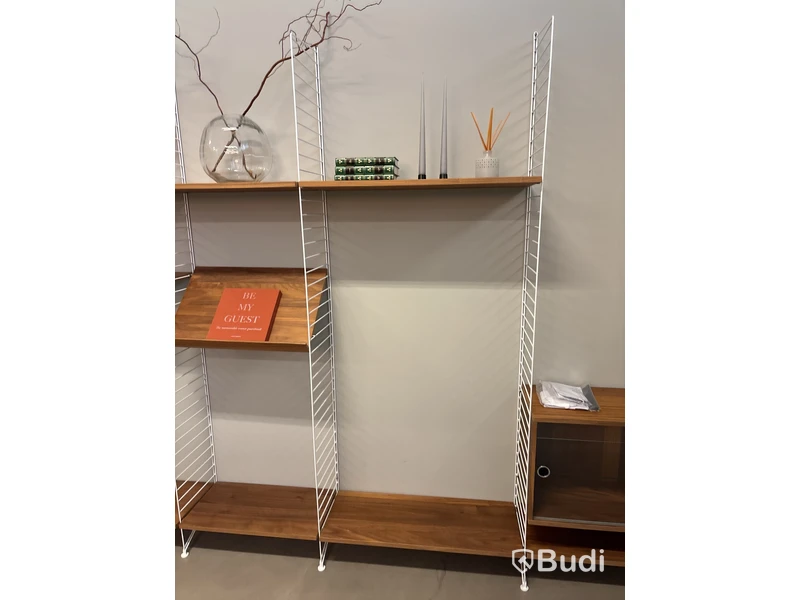 Vägghängd bokhylla String. Ord pris inkl. moms: ca 20 000 kr