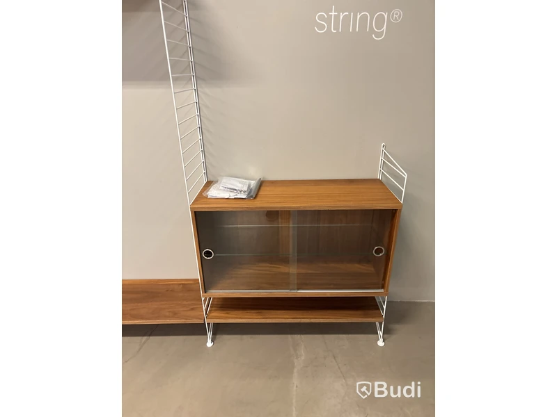 Vägghängd bokhylla String. Ord pris inkl. moms: ca 20 000 kr