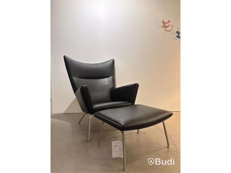 Fåtölj Carl Hansen CH 446 Wing Chair inkl. fotpall, Ord. Pris inkl. Moms: ca 101 218 kr.