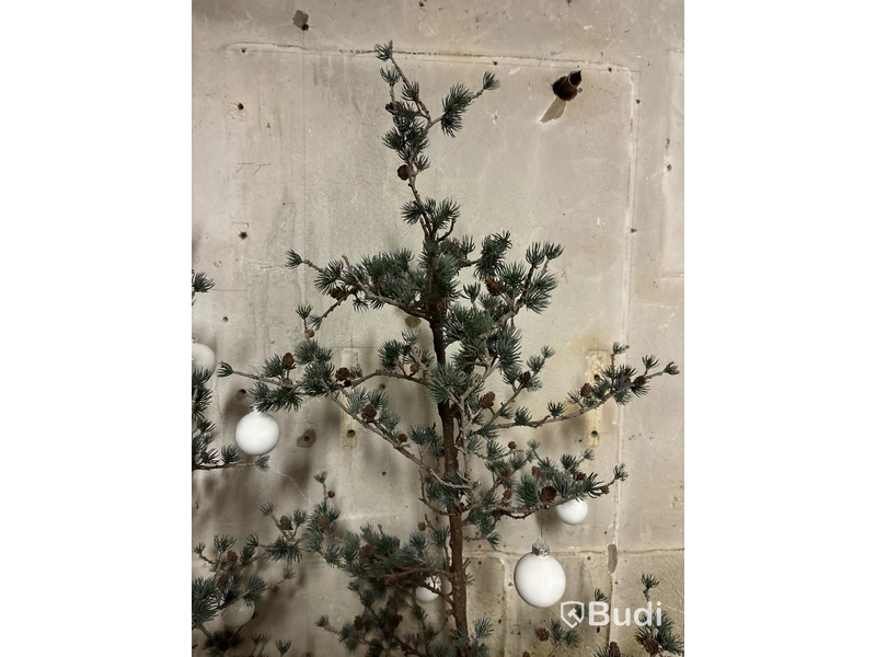 2 st. Julträd i plast. Ord. pris inkl. moms: ca 3000 kr
